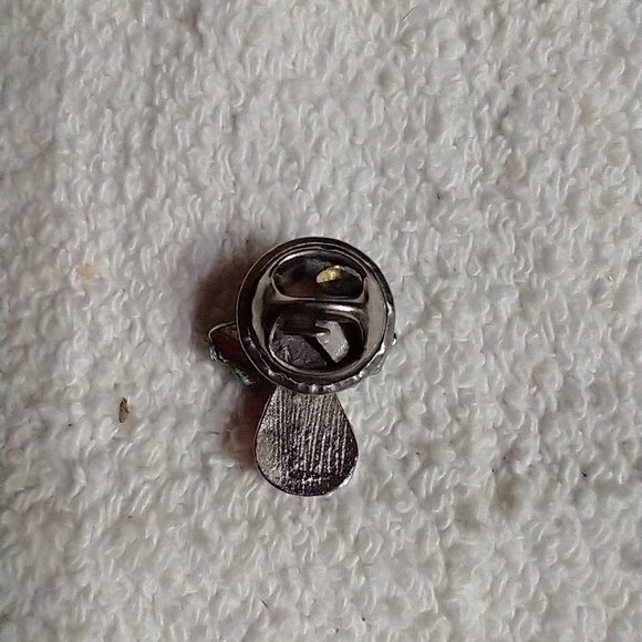 Silvertone red green angel 😇 pin 📌📍 - Picture 2 of 3